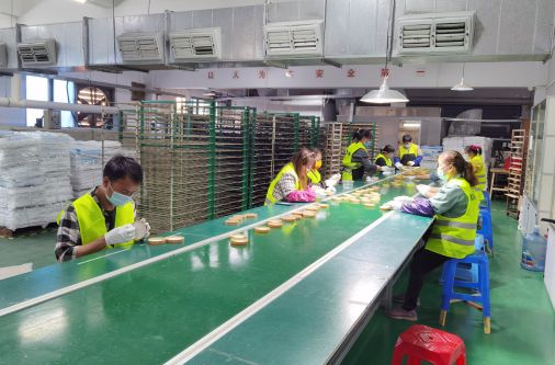 添彩水转印代工车间上架与外观检查工位