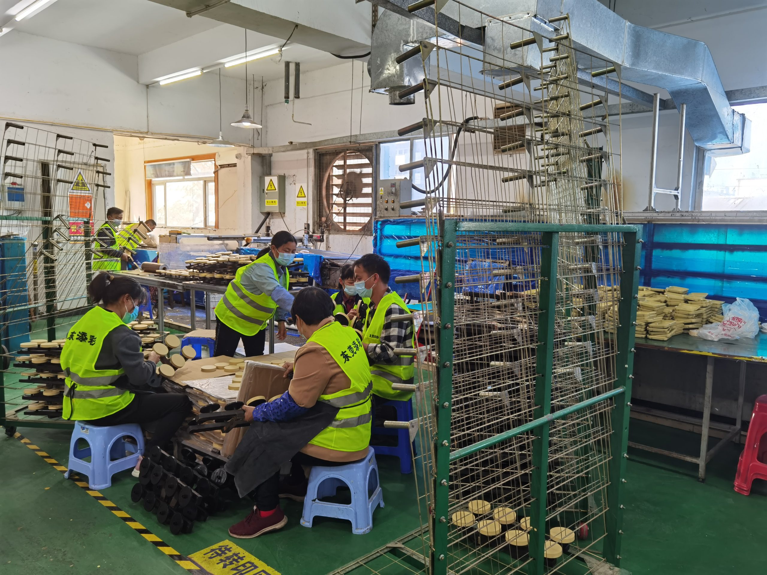 车间上挂作业区实拍:产品治具上挂与表面处理