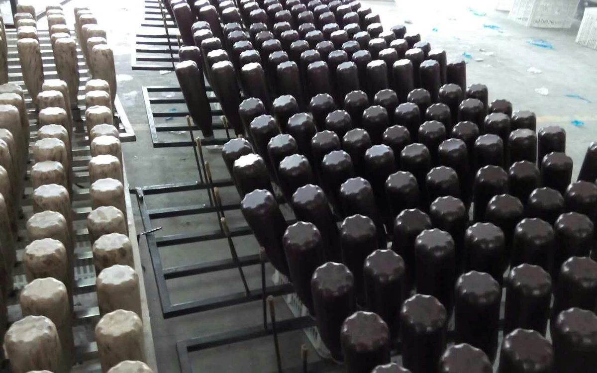 挂架上成排晾干的水转印批量件