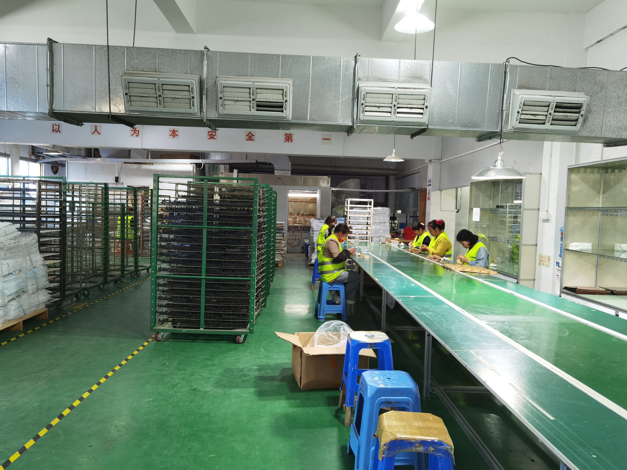 水转印车间产线实拍:检收作业与晾干架区